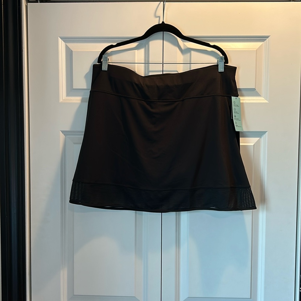Ideology Black Skort with Bottom Edge Detail. Size 1X. Brand new with tags.